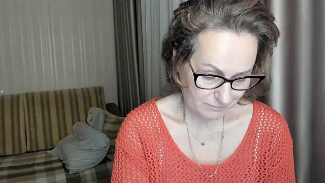 Snapshot of lauraoven chatting on February 2025 05:58:01 PM lauraoven online show from February 2025 05:58:01 PM
