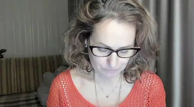 Snapshot of lauraoven chatting on February 2025 05:45:01 PM lauraoven online show from February 2025 05:45:01 PM