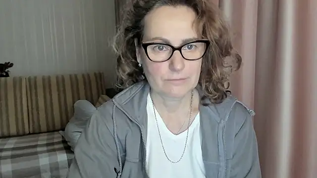 Snapshot of lauraoven chatting on February 2025 07:29:01 AM lauraoven online show from February 2025 07:29:01 AM