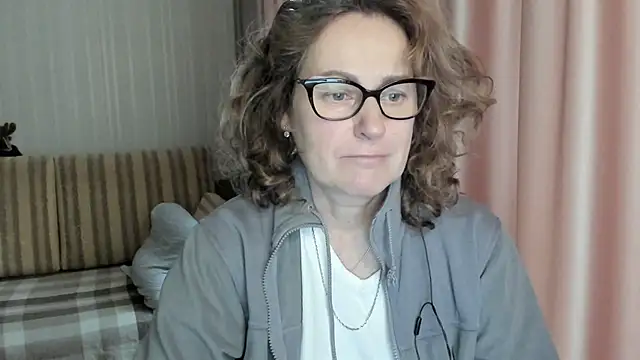 Snapshot of lauraoven chatting on February 2025 12:49:01 PM lauraoven online show from February 2025 12:49:01 PM