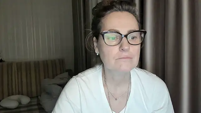 Snapshot of lauraoven chatting on February 2025 07:18:02 PM lauraoven online show from February 2025 07:18:02 PM