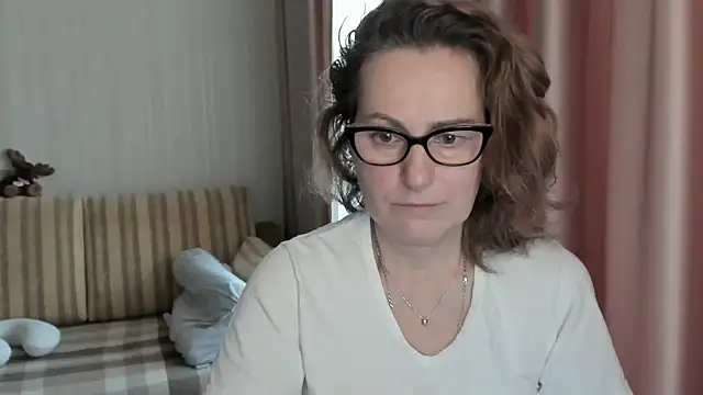 Snapshot of lauraoven chatting on February 2025 07:29:01 AM lauraoven online show from February 2025 07:29:01 AM