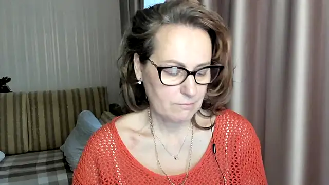 Snapshot of lauraoven chatting on February 2025 08:11:02 AM lauraoven online show from February 2025 08:11:02 AM