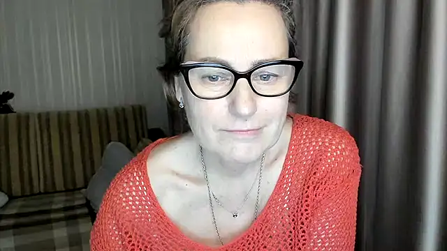 Snapshot of lauraoven chatting on February 2025 06:47:02 PM lauraoven online show from February 2025 06:47:02 PM