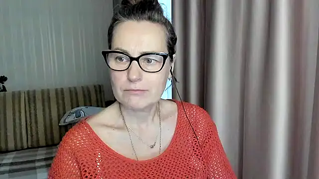 Snapshot of lauraoven chatting on February 2025 07:26:01 AM lauraoven online show from February 2025 07:26:01 AM