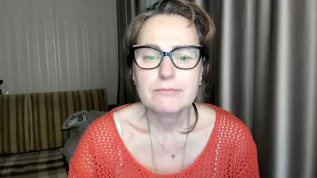 Snapshot of lauraoven chatting on February 2025 05:30:02 PM lauraoven online show from February 2025 05:30:02 PM