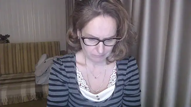 Snapshot of lauraoven chatting on February 2025 05:44:01 PM lauraoven online show from February 2025 05:44:01 PM