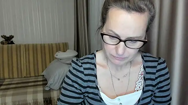 Snapshot of lauraoven chatting on February 2025 04:26:02 PM lauraoven online show from February 2025 04:26:02 PM