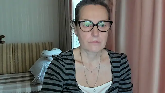 Snapshot of lauraoven chatting on February 2025 07:06:02 AM lauraoven online show from February 2025 07:06:02 AM