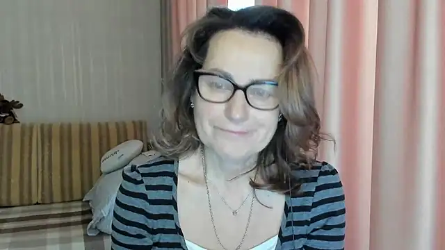 Snapshot of lauraoven chatting on February 2025 07:23:01 AM lauraoven online show from February 2025 07:23:01 AM