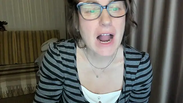 Snapshot of lauraoven chatting on February 2025 04:25:02 PM lauraoven online show from February 2025 04:25:02 PM