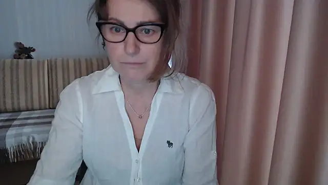 Snapshot of lauraoven chatting on February 2025 08:58:01 AM lauraoven online show from February 2025 08:58:01 AM