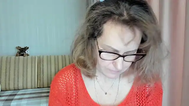 Snapshot of lauraoven chatting on March 2025 07:54:02 AM lauraoven online show from March 2025 07:54:02 AM