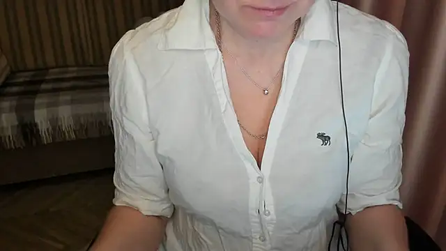 Snapshot of lauraoven chatting on March 2025 07:30:02 AM lauraoven online show from March 2025 07:30:02 AM