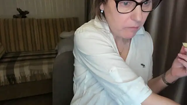 Snapshot of lauraoven chatting on March 2025 04:09:02 PM lauraoven online show from March 2025 04:09:02 PM