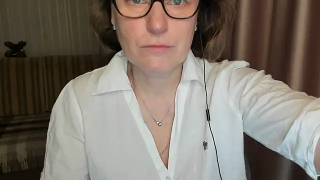 Snapshot of lauraoven chatting on March 2025 07:25:02 AM lauraoven online show from March 2025 07:25:02 AM