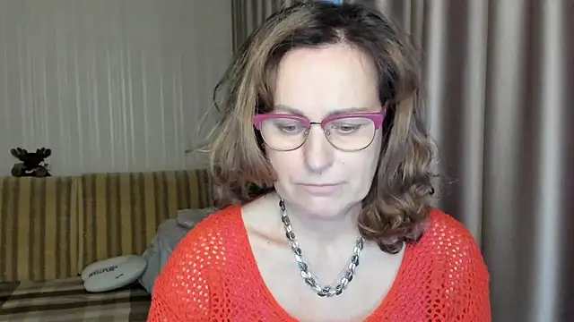 Snapshot of lauraoven chatting on March 2025 03:24:01 PM lauraoven online show from March 2025 03:24:01 PM