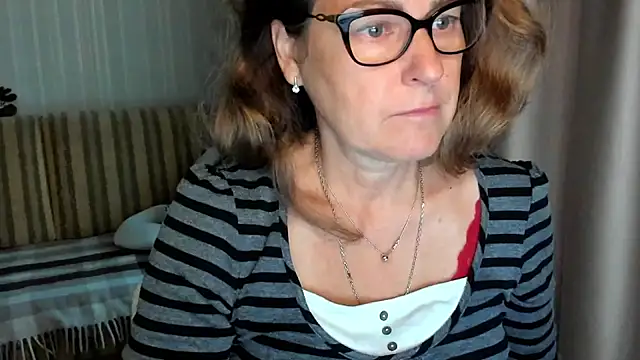 Snapshot of lauraoven chatting on September 2025 08:52:02 AM lauraoven online show from September 2025 08:52:02 AM