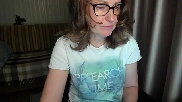 lauraoven online show from April 2026 06:03:02 PM