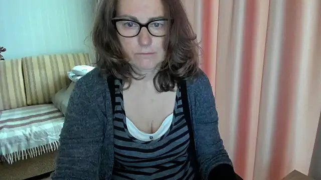 lauraoven online show from May 2026 07:49:02 AM