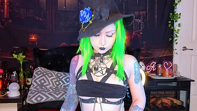 Snapshot of Ivey_and_James chatting on October 2025 07:56:01 PM Ivey and James online show from October 2025 07:56:01 PM