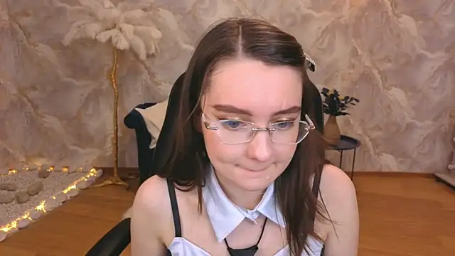 Snapshot of CloudGrace chatting on October 2025 03:18:01 AM CloudGrace online show from October 2025 03:18:01 AM