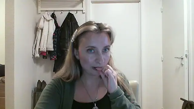 SusanCurt online show from October 2025 01:12:02 PM