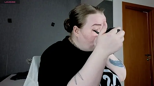 EMMA  CONNOR online show from September 2025 10:42:02 AM