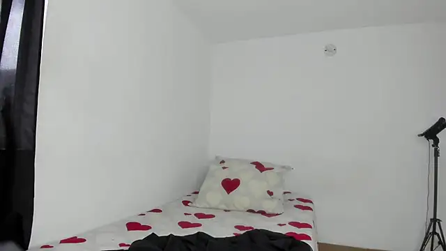 SARA TS FOX online show from October 2025 09:24:01 PM