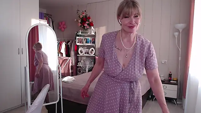 JuliaVilnet online show from May 2026 04:12:01 PM