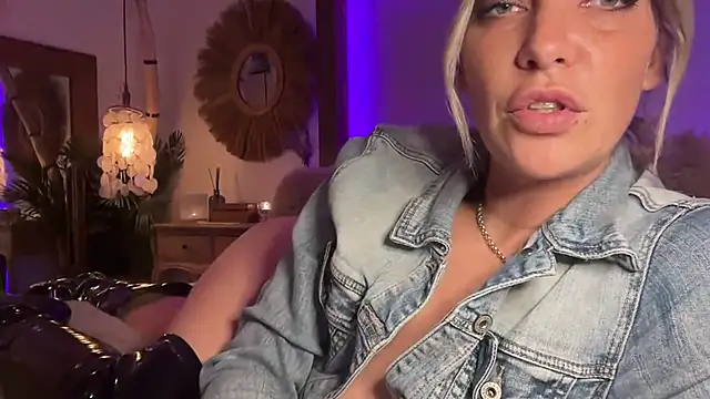 Snapshot of cyberchickie_maria chatting on February 2025 08:55:01 PM cyberchickie maria online show from February 2025 08:55:01 PM