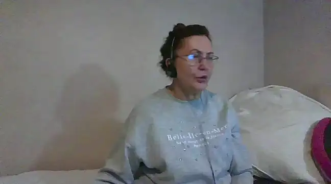 Snapshot of Hottie-Mom chatting on January 2025 12:27:02 PM Hottie-Mom online show from January 2025 12:27:02 PM