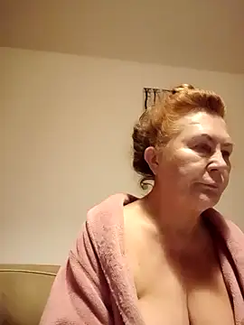 Snapshot of Hottie-Mom chatting on September 2025 09:31:01 PM Hottie-Mom online show from September 2025 09:31:01 PM