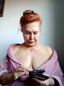 Snapshot of Hottie-Mom chatting on October 2025 08:48:01 AM Hottie-Mom online show from October 2025 08:48:01 AM