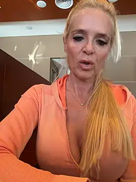 Reyna63 online show from June 2026 06:01:02 PM