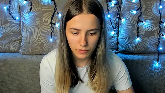 Snapshot of MaggieCake chatting on October 2025 02:45:01 AM MaggieCake online show from October 2025 02:45:01 AM