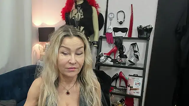 Snapshot of crystaLUX chatting on February 2026 05:24:01 AM crystaLUX online show from February 2026 05:24:01 AM