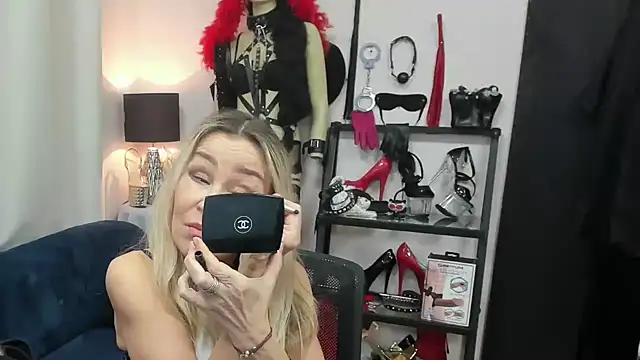 Snapshot of crystaLUX chatting on February 2026 05:48:02 AM crystaLUX online show from February 2026 05:48:02 AM