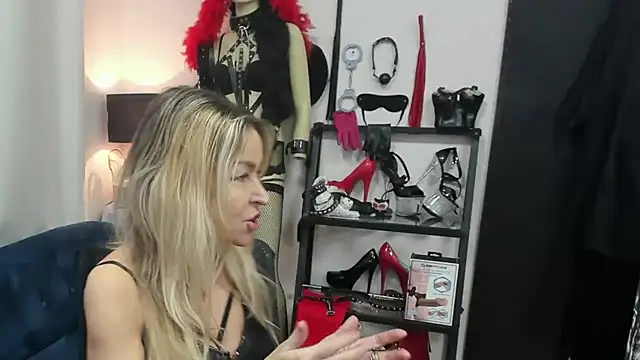 Snapshot of crystaLUX chatting on February 2026 05:25:02 AM crystaLUX online show from February 2026 05:25:02 AM