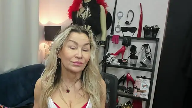 Snapshot of crystaLUX chatting on March 2026 05:19:01 AM crystaLUX online show from March 2026 05:19:01 AM