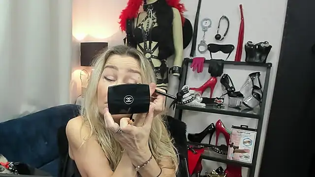 Snapshot of crystaLUX chatting on March 2026 05:34:01 AM crystaLUX online show from March 2026 05:34:01 AM