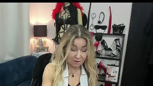 Snapshot of crystaLUX chatting on March 2026 06:17:02 AM crystaLUX online show from March 2026 06:17:02 AM