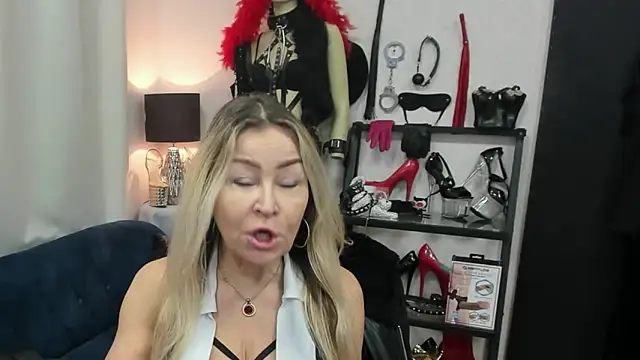 Snapshot of crystaLUX chatting on March 2026 05:21:02 AM crystaLUX online show from March 2026 05:21:02 AM