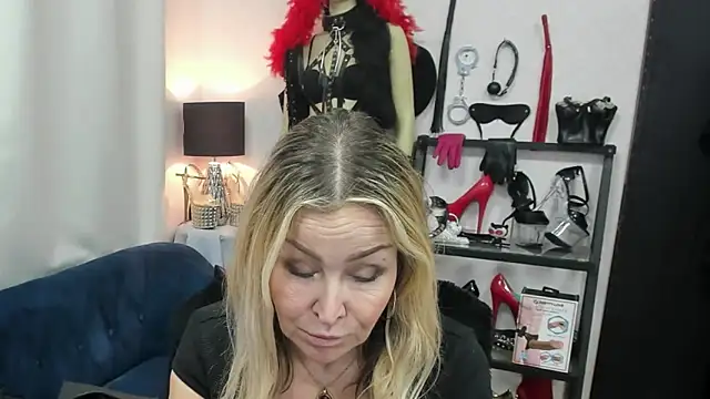 Snapshot of crystaLUX chatting on March 2026 08:48:01 AM crystaLUX online show from March 2026 08:48:01 AM