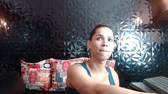 Snapshot of PINK__LOLA1 chatting on December 2024 10:34:01 PM PINK LOLA1 online show from December 2024 10:34:01 PM
