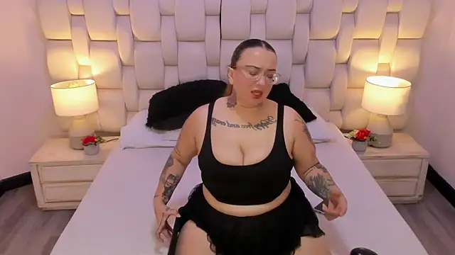 MiaYMolly online show from November 2025 07:43:01 PM