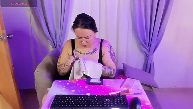 MiaYMolly online show from June 2026 06:21:02 PM