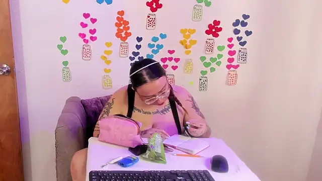 MiaYMolly online show from June 2026 06:46:02 PM