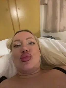 Snapshot of SofiaJoy chatting on January 2025 09:39:02 PM SofiaJoy online show from January 2025 09:39:02 PM