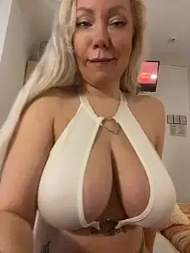 Snapshot of SofiaJoy chatting on February 2025 01:59:01 PM SofiaJoy online show from February 2025 01:59:01 PM